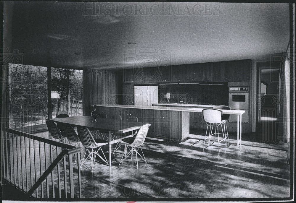1971 Press Photo Architect Peter Economou Home Walnut Teak Kitchen Cabinets - Historic Images