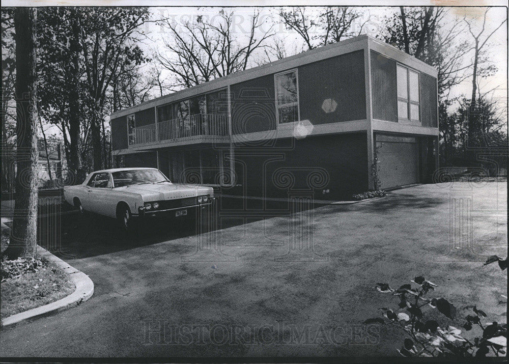 1971 Press Photo Peter Economou Home Lake Forest IL Exterior Driveway Garage - Historic Images