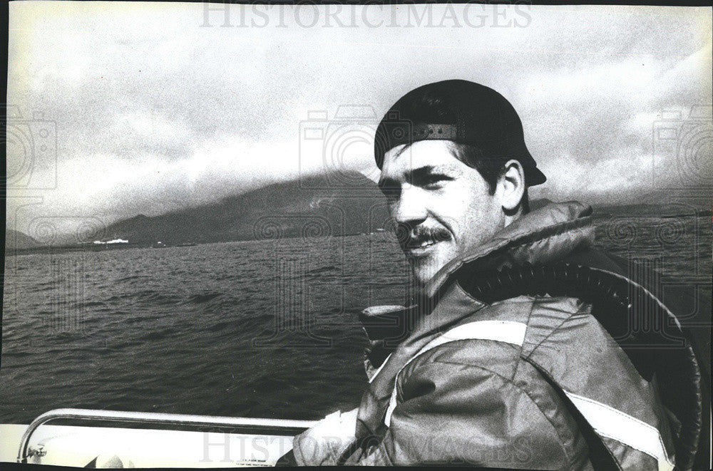 1984 Press Photo Coast Guard Lt. Drew Rambo At Loran Station At Attu, Alaska - Historic Images