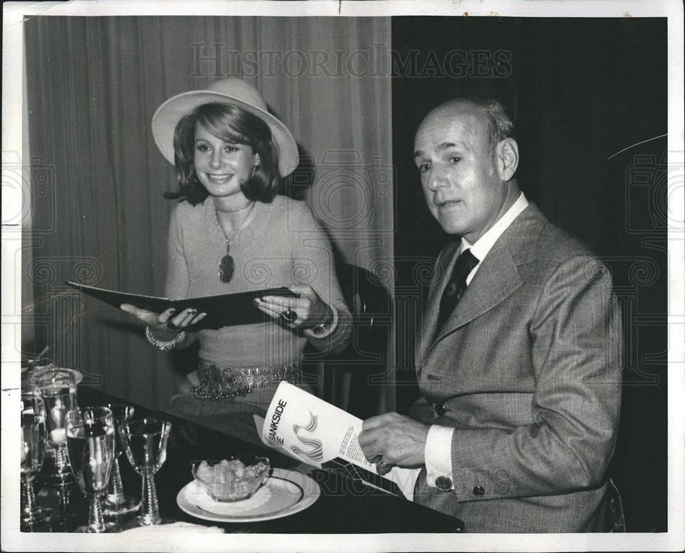 1973 Press Photo British Actress Sarah Miles Receives Award Lawrence Pucci - Historic Images