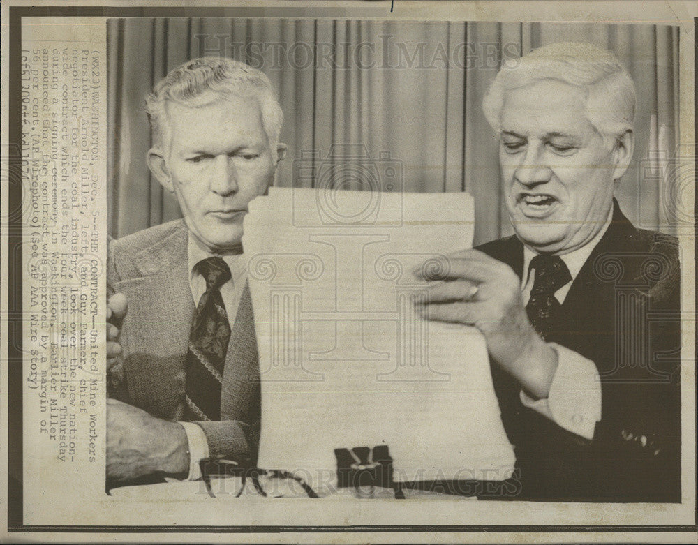 1974 Press Photo United Mine Workers Pres Arnold miller and Guy Farmer Chf - Historic Images