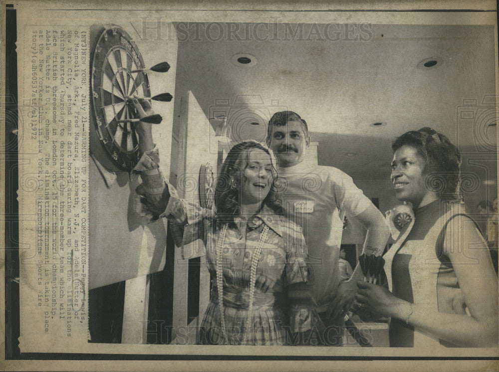 1972 Press Photo Dart Competitors Peggy Lewis Adele Nutter Fred Mazura New York - Historic Images