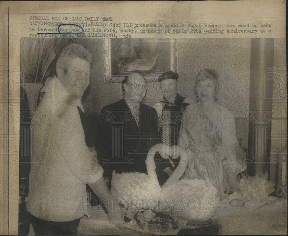 1971 Press Photo Chef Makes 25th Anniversary Cake To Bernard And Betty Nusinow - Historic Images