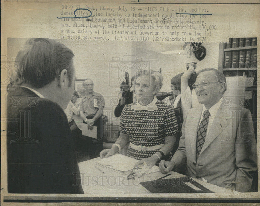 1974 Press Photo James And Laura Miles Filed As Independent Candidates Minnesota - Historic Images