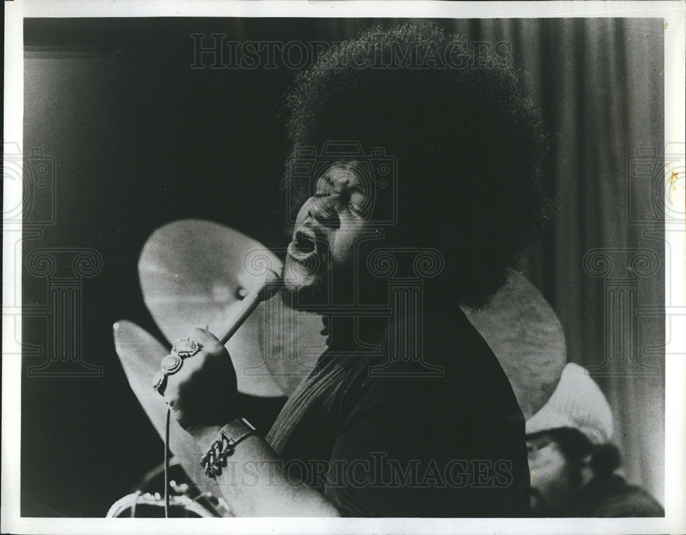 1972 Press Photo Jazz Singer Miles Performing - Historic Images