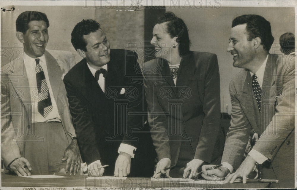 1946 Press Photo Leaders of 
&quot;Save OPA&quot; Rally Sign &#39;Consumer&#39;s Pledge&#39;&quot; - Historic Images