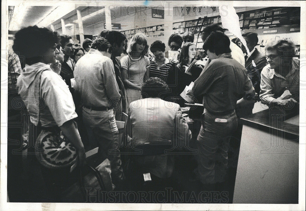 1978 Press Photo Tom Wilson Ziggy Cartoonist Signs Drawings At Dolton Bookstore - Historic Images