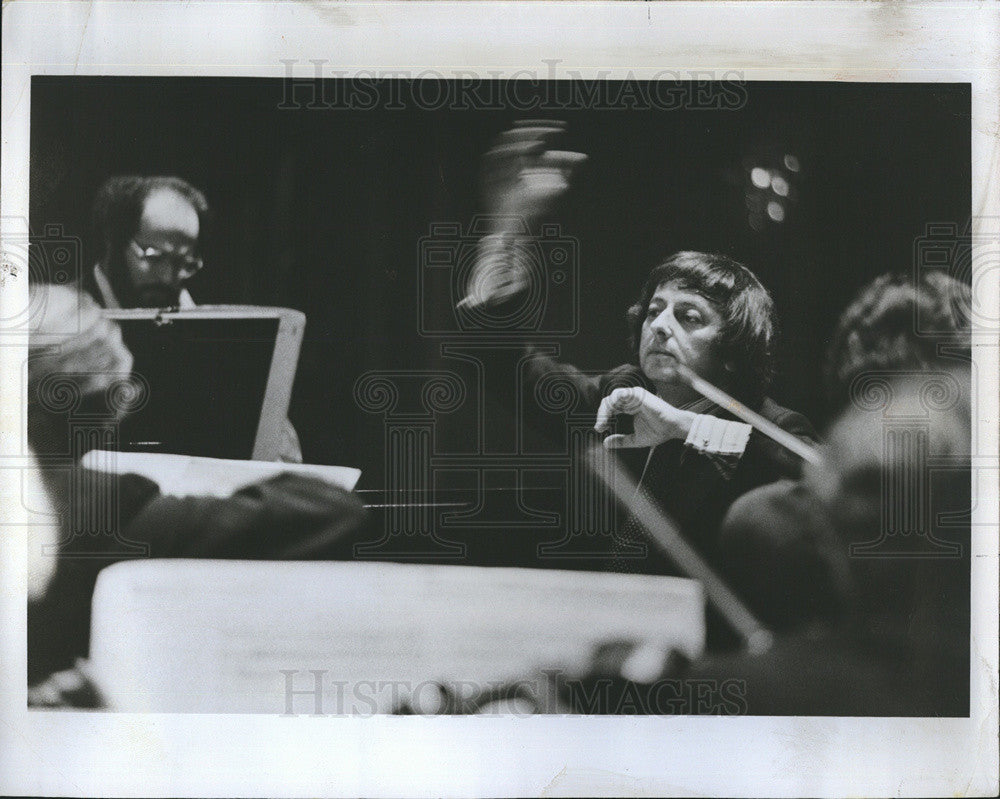 1977 Press Photo Andre Previn conducts the Pittsburgh Symphony - Historic Images