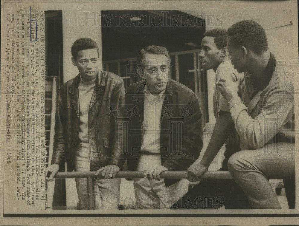 1968 Press Photo Comedian Pat Paulsen With Members Of Blackstone Rangers - Historic Images