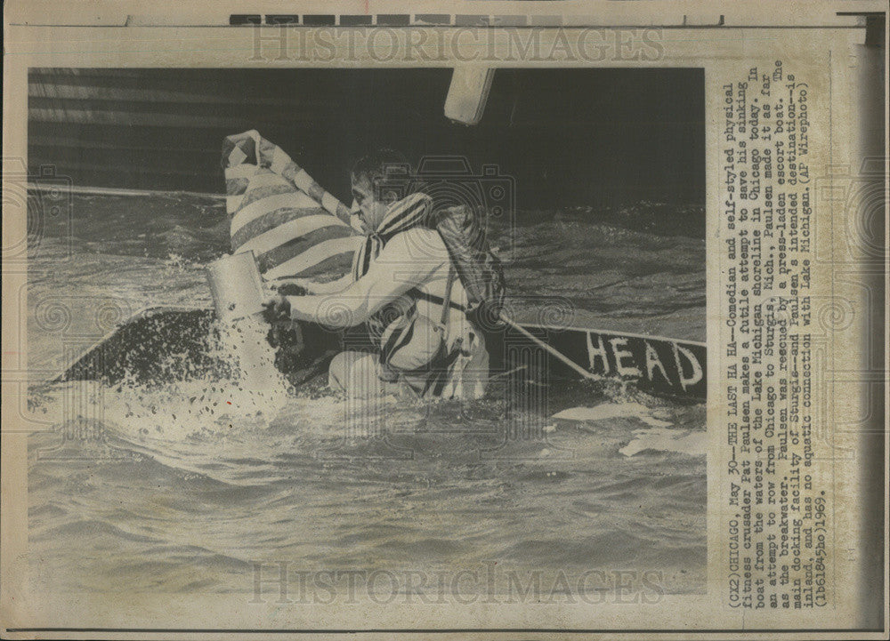 1969 Press Photo Comedian Pat Paulsen In Sinking Row Boat On Lake Michigan - Historic Images