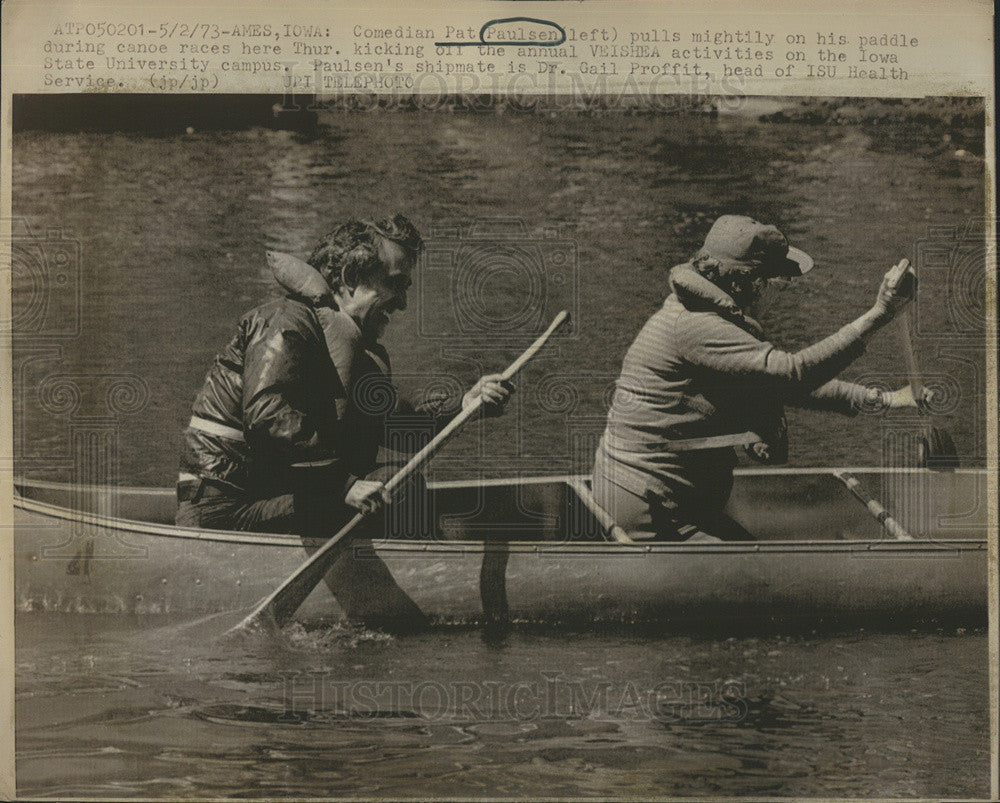 1973 Press Photo Comedian Pat Paulsen And Dr. Gail Proffit VEISHEA Canoe Race - Historic Images