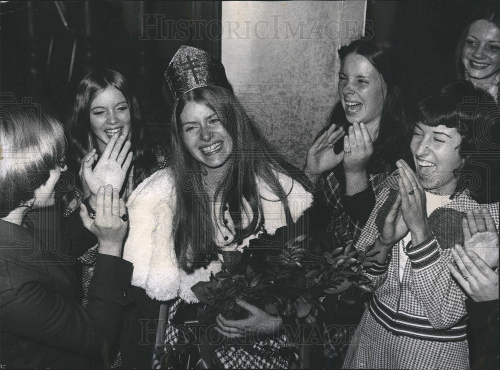 1973 Press Photo Donna Putnam crowned Christmas Seal Queen. - Historic Images