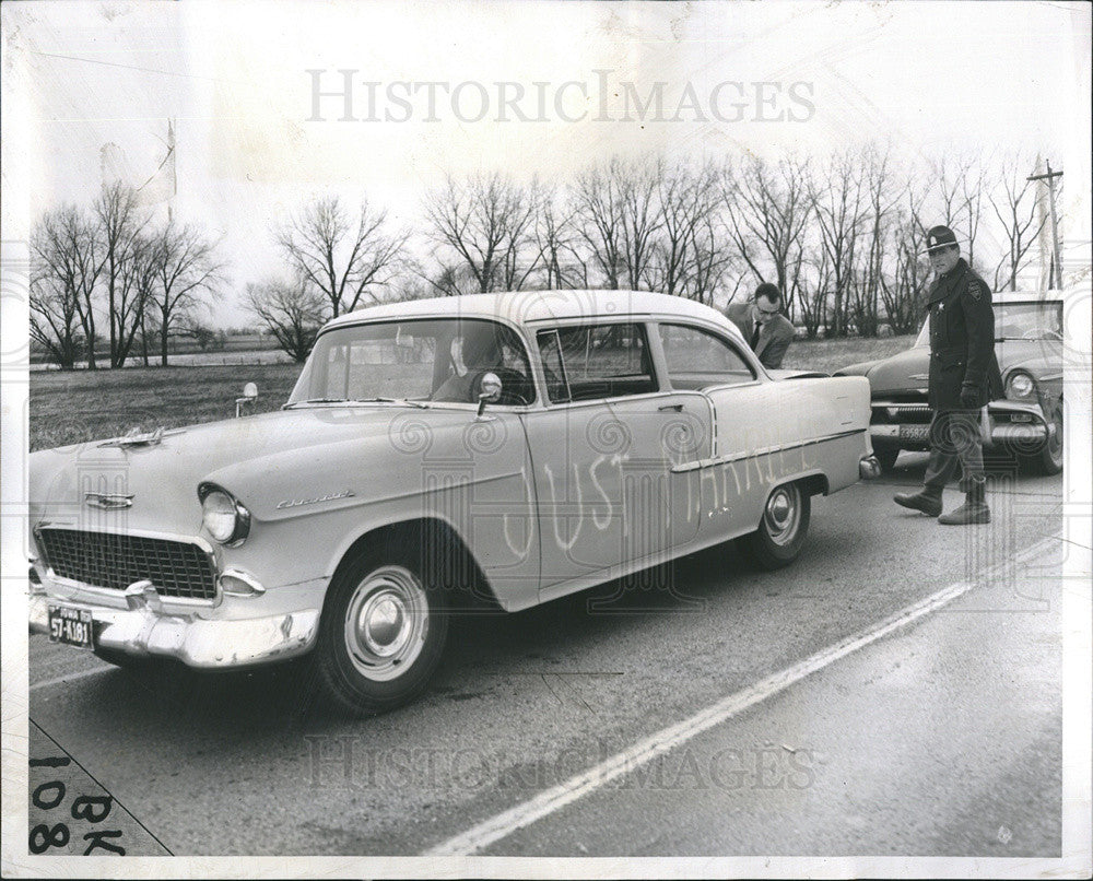 1957 Press Photo Trooper Robert Wise Directs Newlywed Driver To Open Trunk - Historic Images