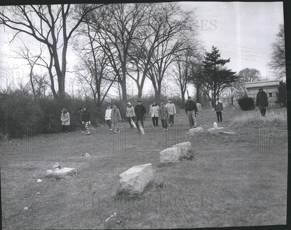 1957 Press Photo Senior Students Search Cemetery For Missing Girl, Maria Ridolph - Historic Images