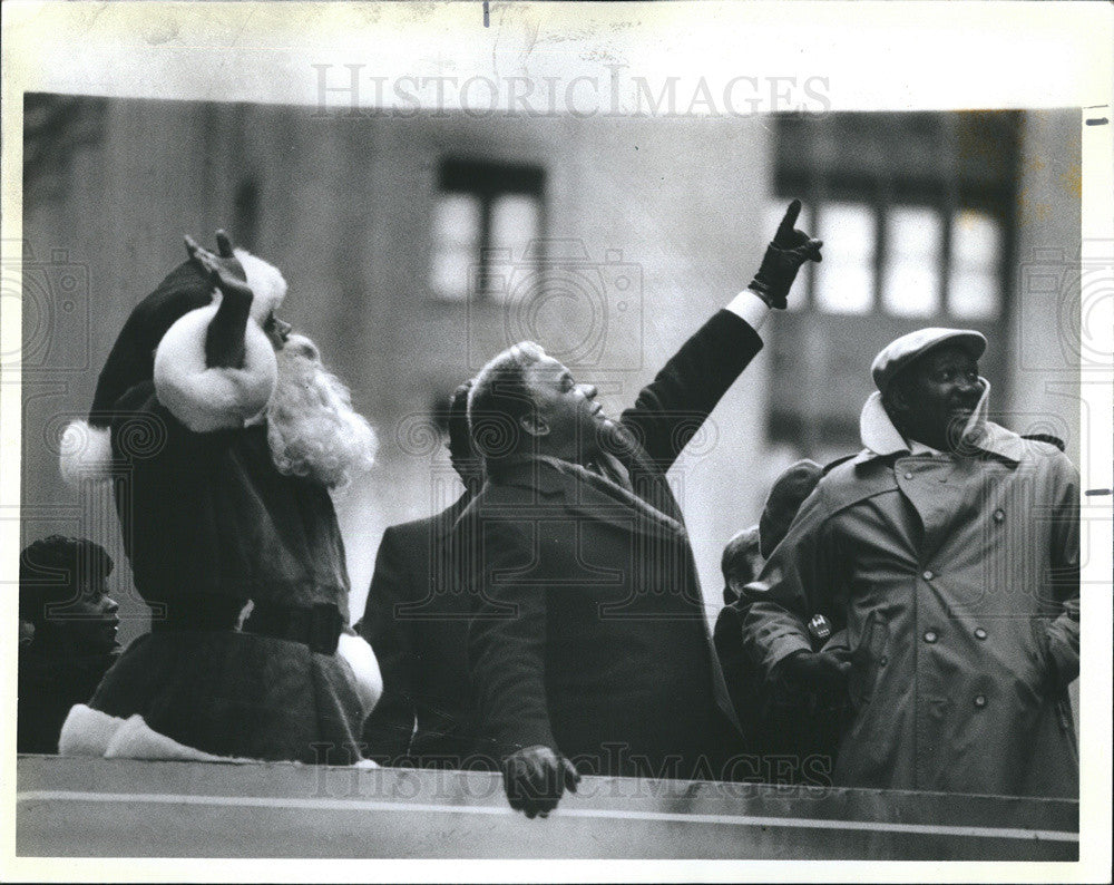 1986 Press Photo Mayor Harold Washington Wave To Shoppers State Street-Chicago - Historic Images