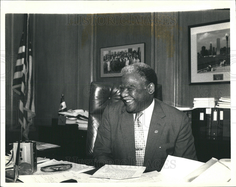 1987 Press Photo Mayor Harold Washington Interview In Office - Historic Images