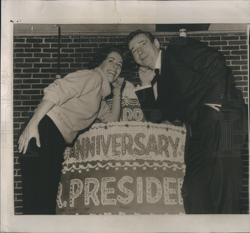 1963 Press Photo Yves Montand and Carol Burnett pose with anniversary cake - Historic Images