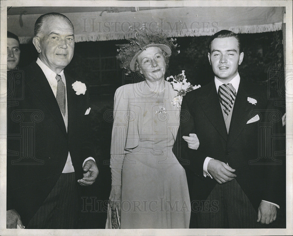 1946 Press Photo Mr and Mrs Walter Monroe - Historic Images