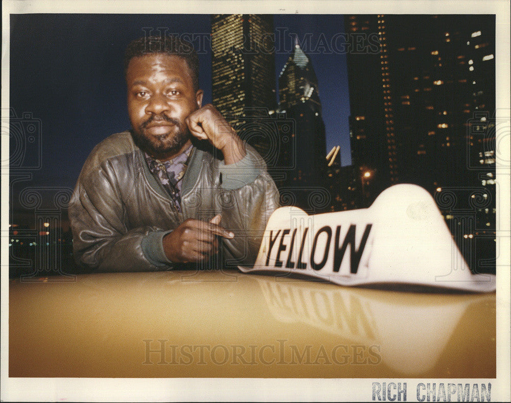 1993 Press Photo Cabbie Leroy Montgomery comes to the aid of jogger after she - Historic Images