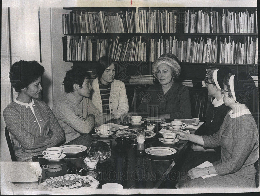 1968 Press Photo Lucy Montgomery &amp; Others Planning Jeanette Rankin Brigade - Historic Images