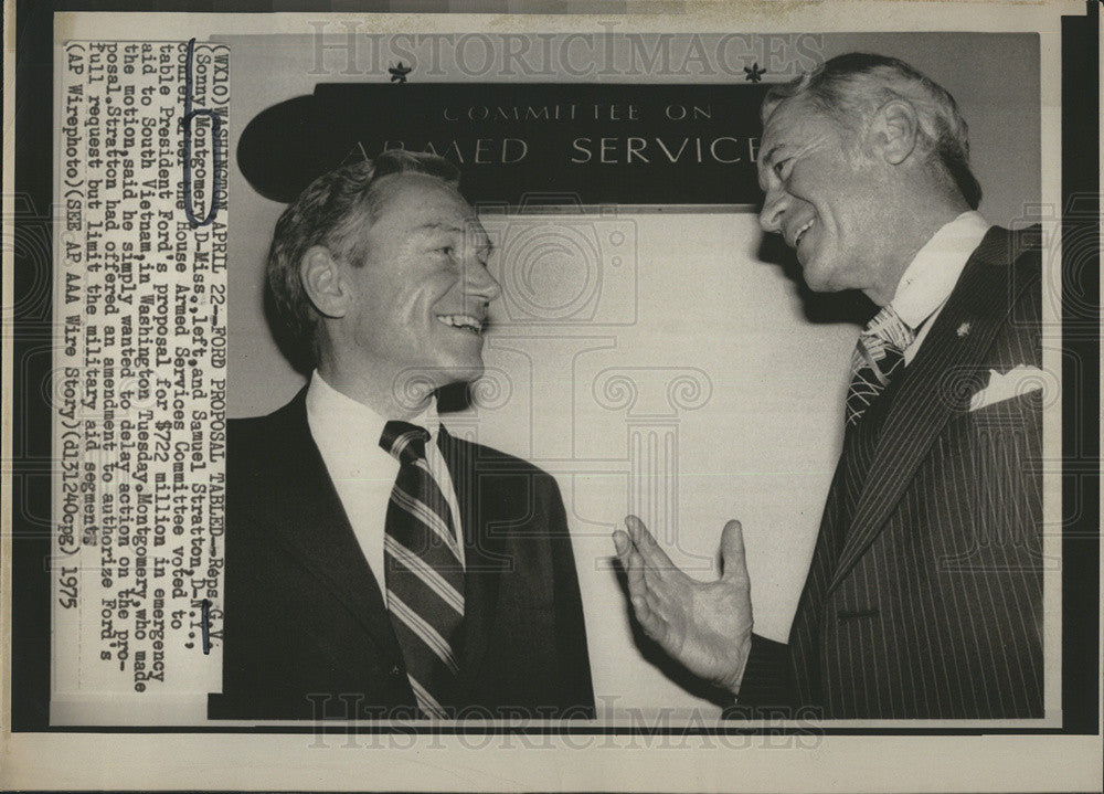 1975 Press Photo Rep. Montgomery/Rep. Stratton Table Pres. Ford&#39;s Proposal - Historic Images