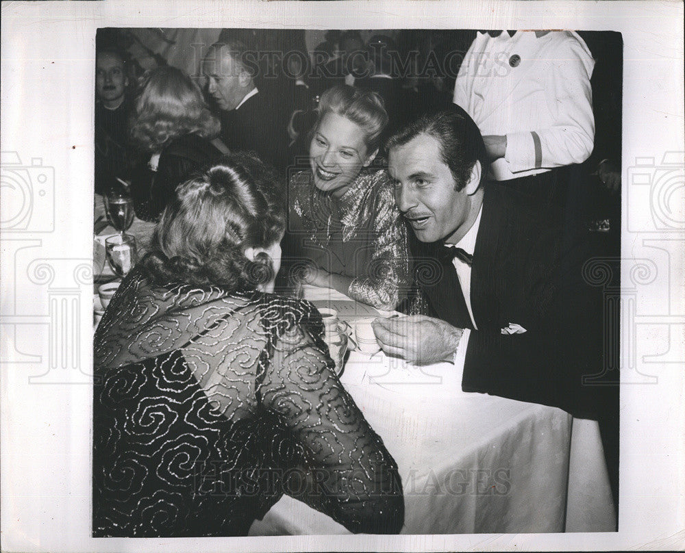 1948 Press Photo Actors Dinah Shore George Montgomery Having Dinner With Group - Historic Images