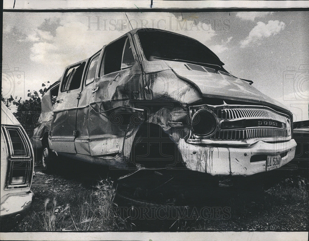 1974 Press Photo Wrecked Little Bear Day Camp Van Chicago Leonard Hill Died - Historic Images