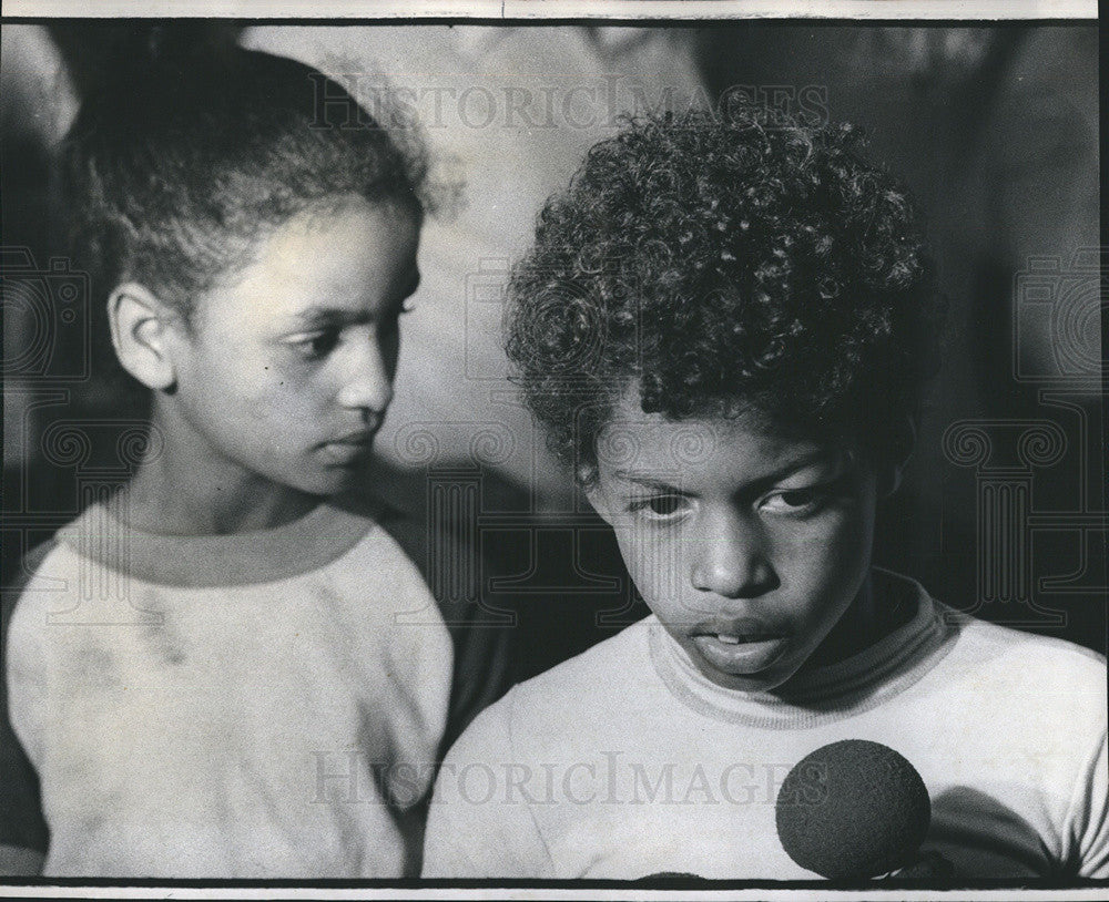 1974 Press Photo Stringer Children Wreck Survivors Talk To Press Hospital - Historic Images