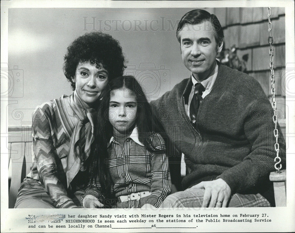 1975 Press Photo Mister Rogers&#39; Neighborhood Series Host With Guest Fitzgerald - Historic Images