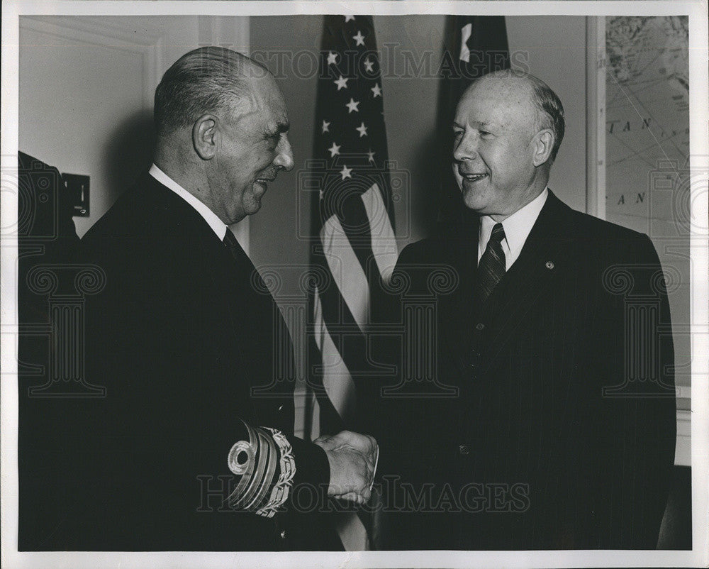 1955 Press Photo Admiral Salvador Moreno visited Charles S. Thomas at Pentagon - Historic Images