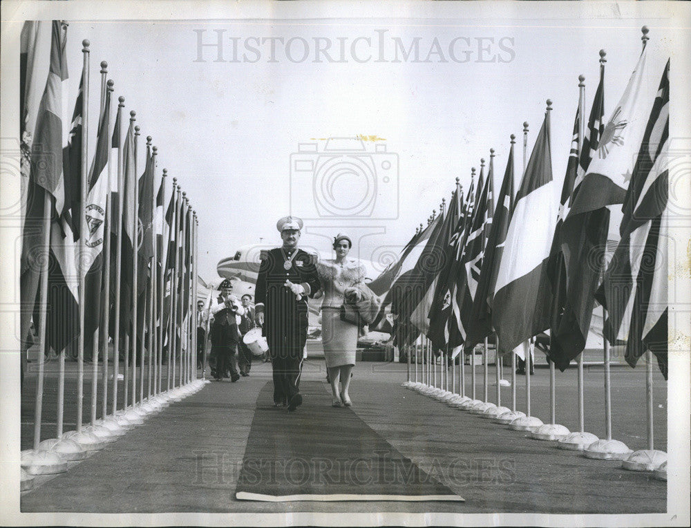 1959 Press Photo Press Agent Jim Moran Escorting Lady-In-Waiting Alida New York - Historic Images