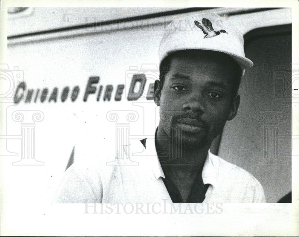 1988 Press Photo Michael Mitchell carried two young children from a fire - Historic Images