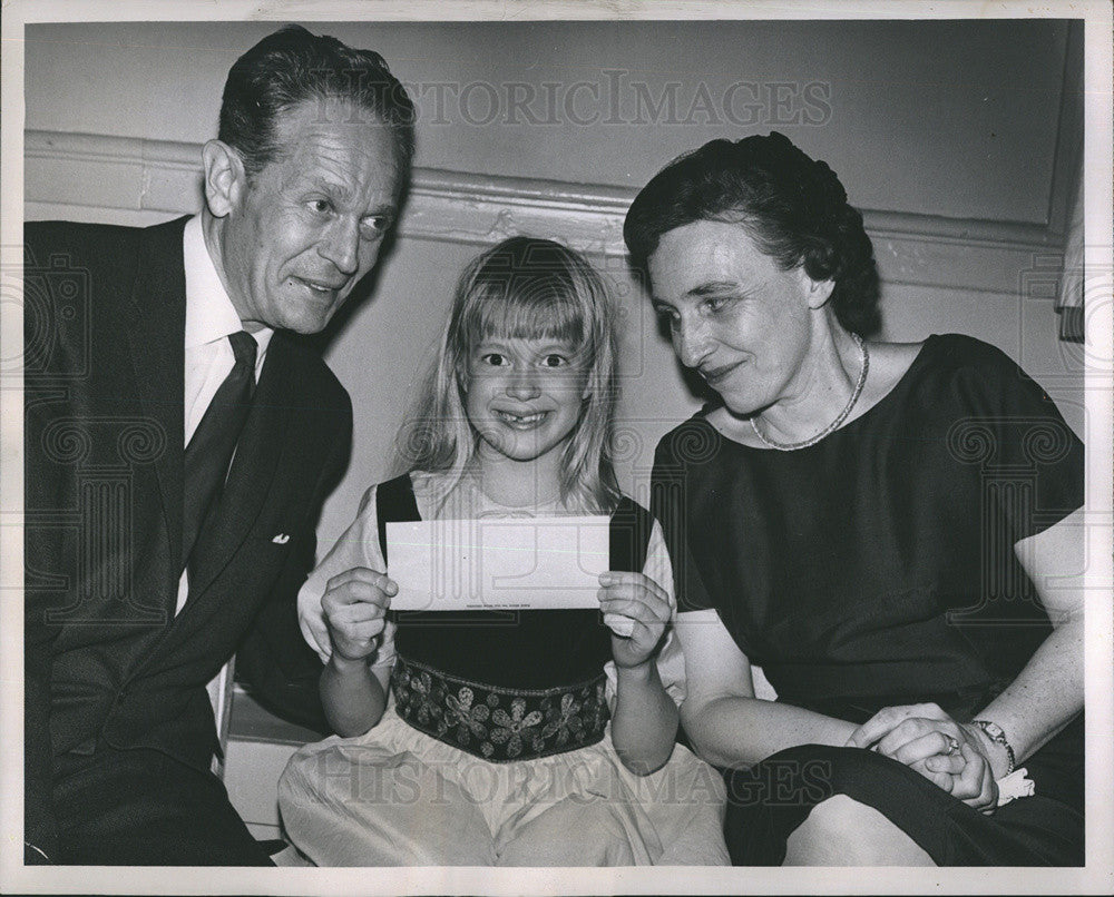 1963 Press Photo Katherine Darling beams over a $2,500 check - Historic Images