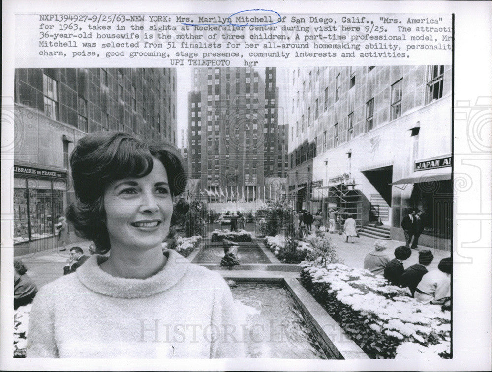 1963 Press Photo &quot;Mrs. America&quot; Mrs. Marilyn Mitchell at Rockefeller Center, NY - Historic Images