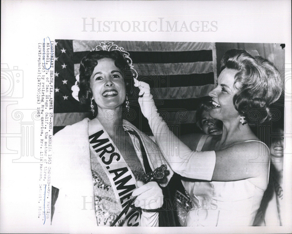 1963 Press Photo Marilyn Mitchell being crowned &quot;Mrs. America&quot; - Historic Images