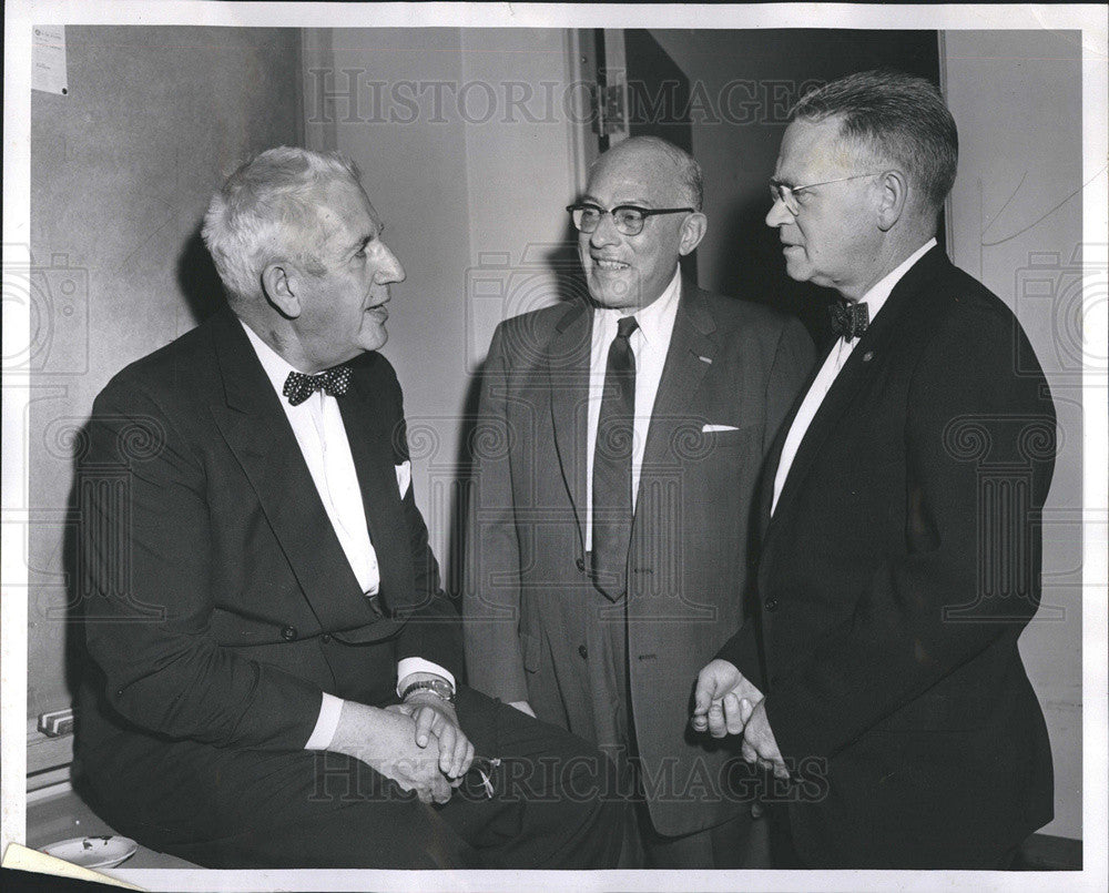 1957 Press Photo Senator Paul H. Douglas With City Club Of Chicago Presidents - Historic Images