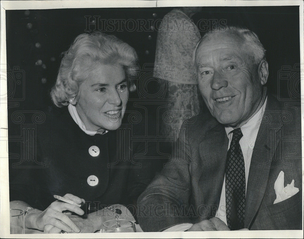 1966 Press Photo William H. Mitchell ans Mrs. Thomas S. Taylor at cocktail party - Historic Images