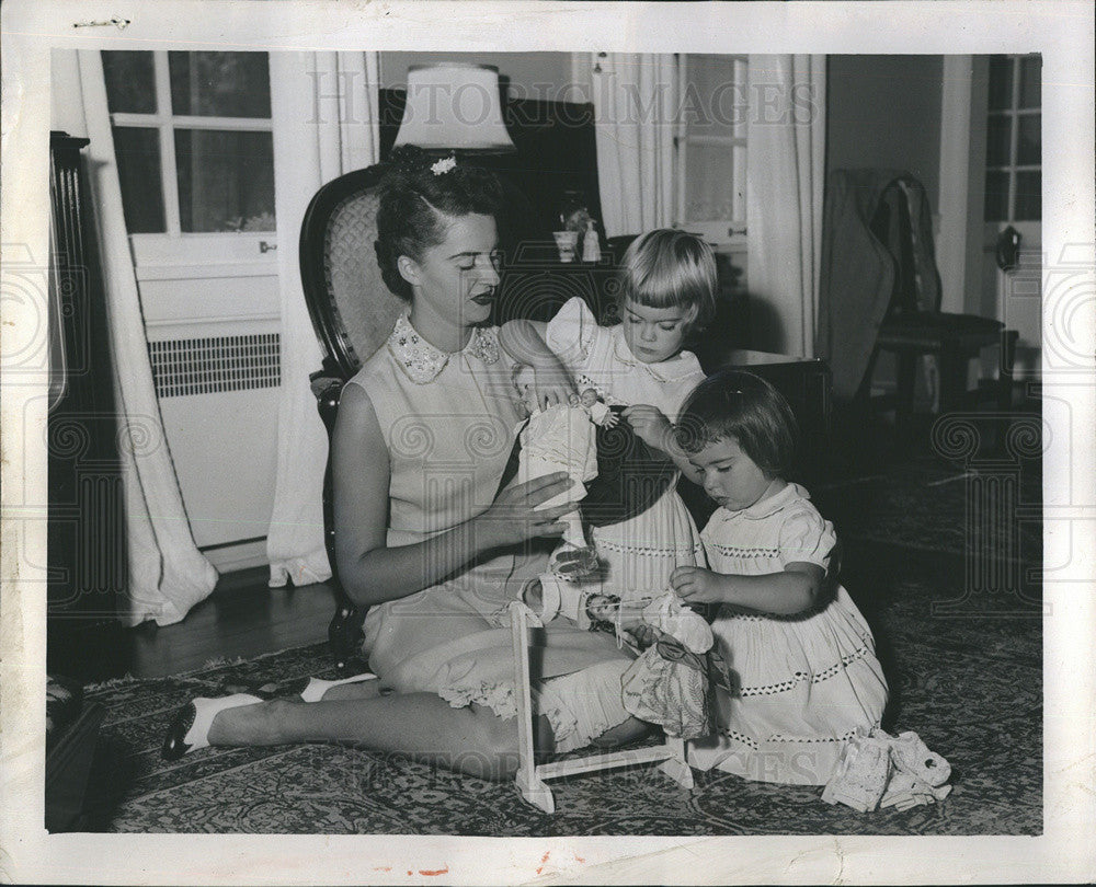 1953 Press Photo Muffin &amp; Bibby with mother, Mrs. William H. Mitchell Jr. - Historic Images