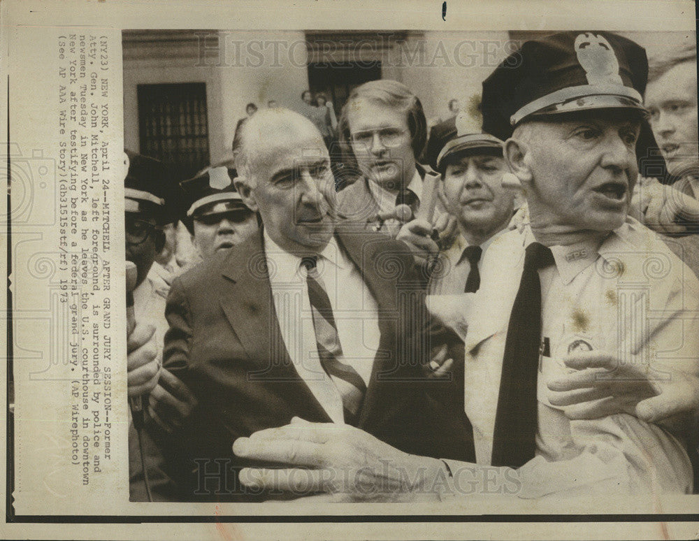 1973 Press Photo Former Atty. Gen. John Mitchell surrounded by police &amp; newsmen - Historic Images