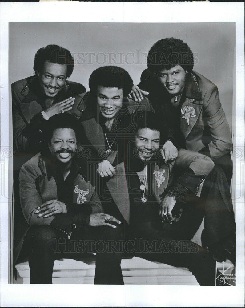 1977 Press Photo Spinners Soul Music Dance Group Performing At Mill Run Theatre - Historic Images