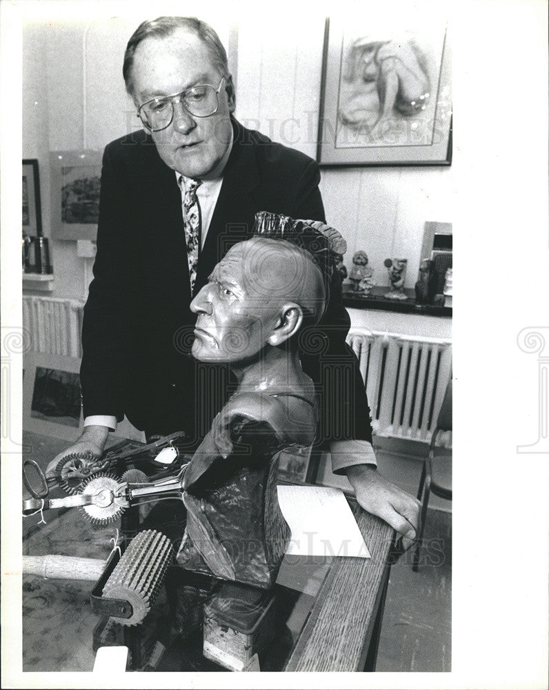 Press Photo Former Governor James R. Thompson at his antique shop - Historic Images