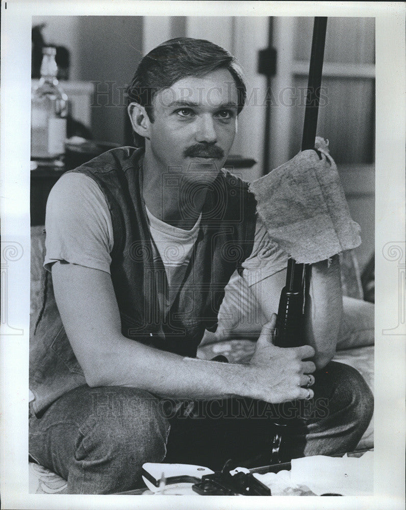 1984 Press Photo Actor Richard Thomas Cleans Rifle For A Movie Role - Historic Images