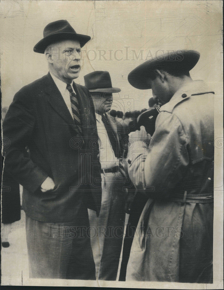 1949 Press Photo Norman Thomas socialist candidate president reporter - Historic Images