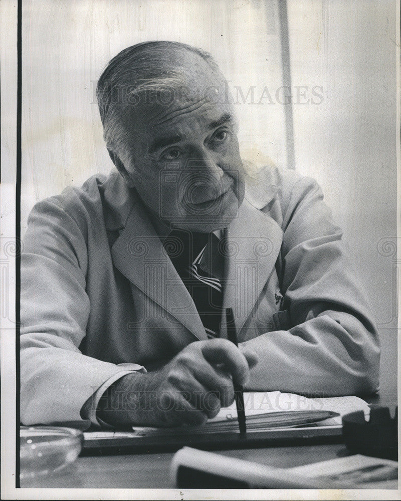 1975 Press Photo Dr Charles Thompson Talks About Heart Health And Executives - Historic Images