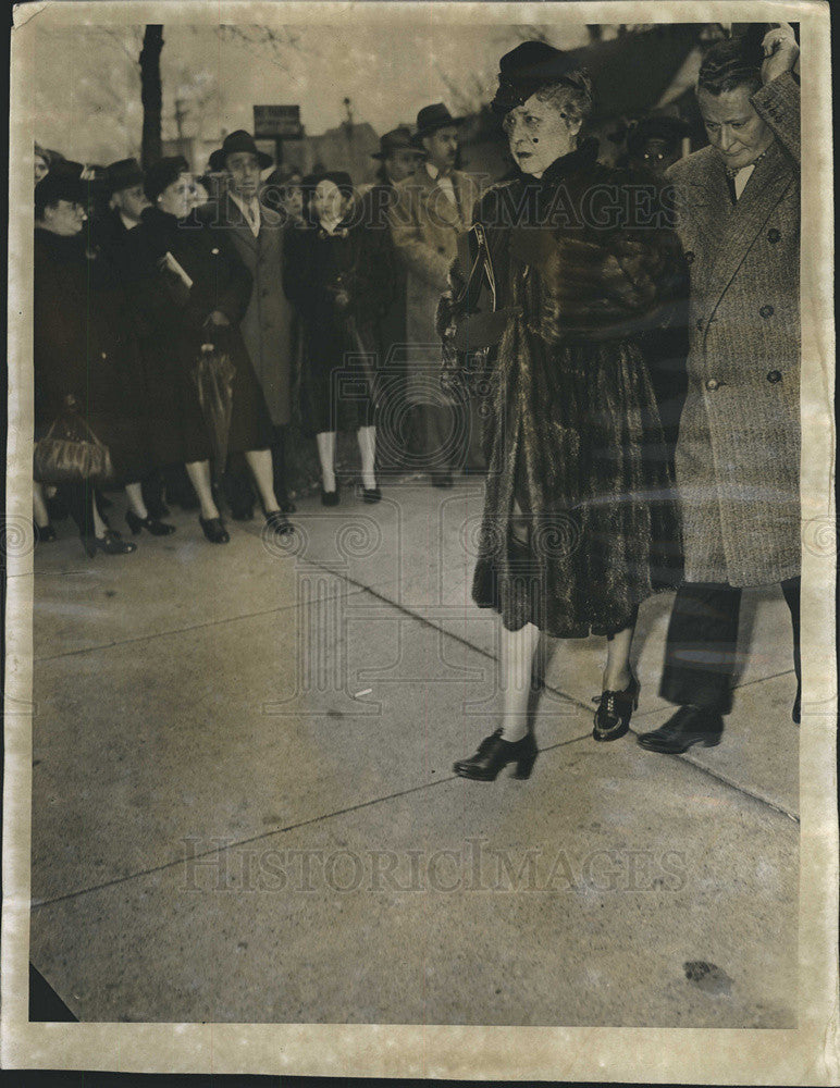 1944 Press Photo Mrs. William Thompson widow church funeral - Historic Images