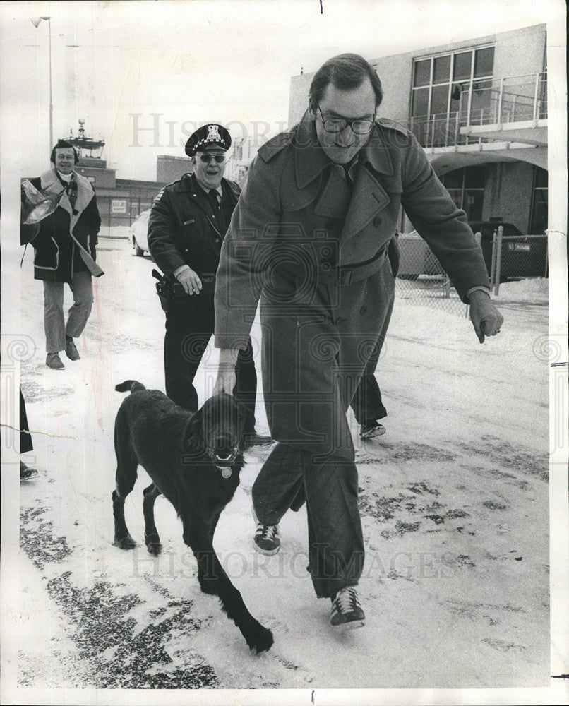 1977 Press Photo Gov. elect Jim Thompson with his dog &quot;Guv&quot; - Historic Images