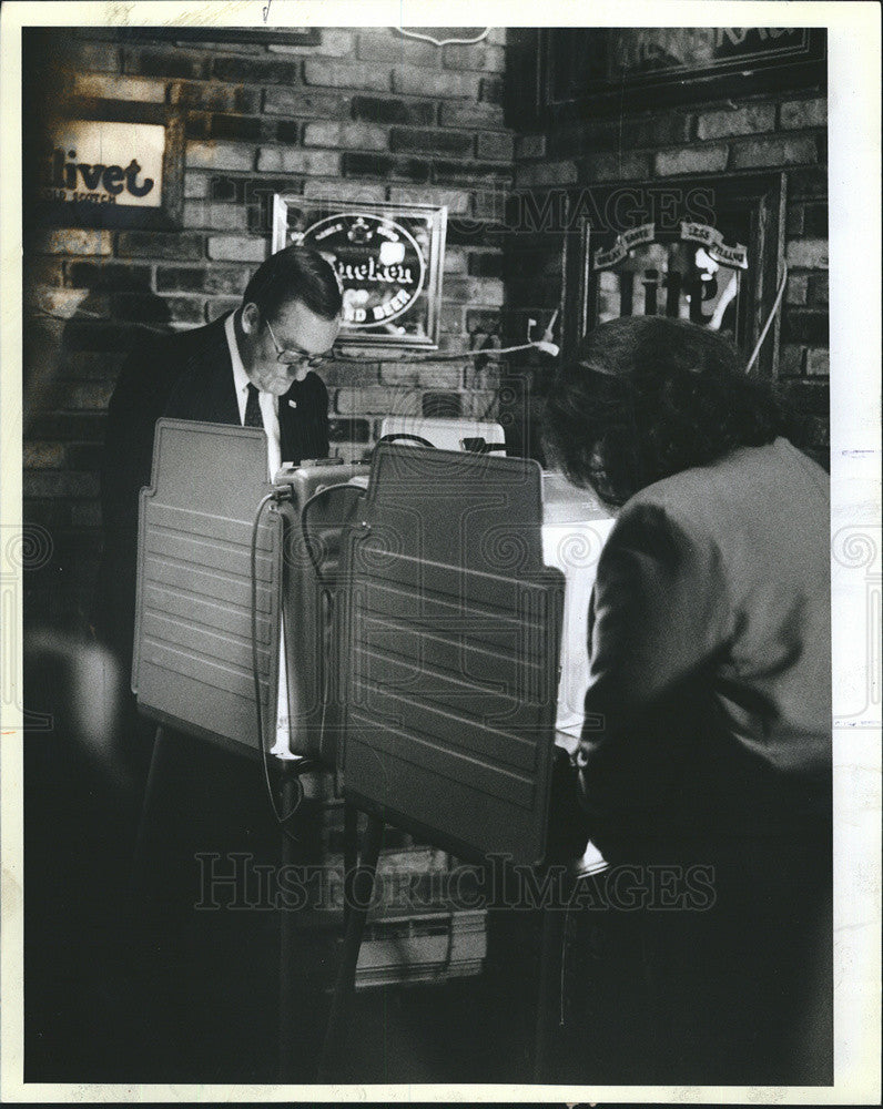 1982 Press Photo Gov. James Thompson and wife Jane voting. - Historic Images