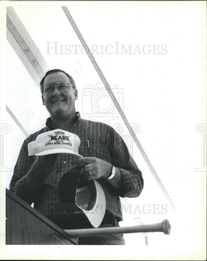 1986 Press Photo Governor Thompson Holding a Bears Hat - Historic Images