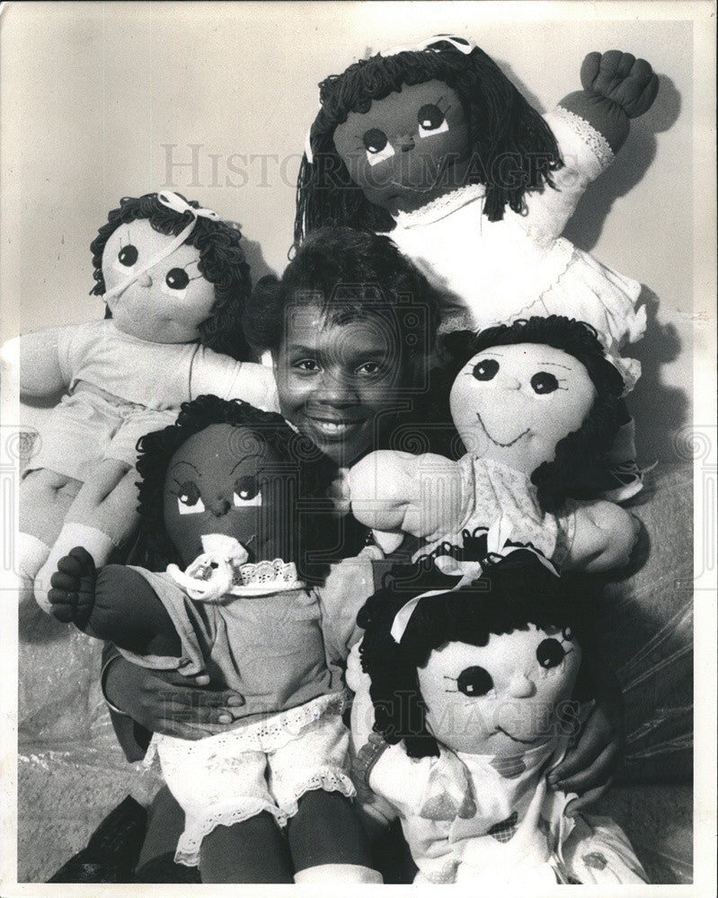 1985 Press Photo Toya Thomas and Five of the Dolls She Makes - Historic Images