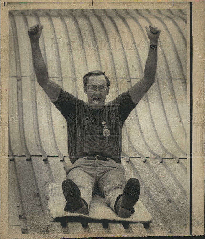 1976 Press Photo James Thompson enjoys giant slide - Historic Images